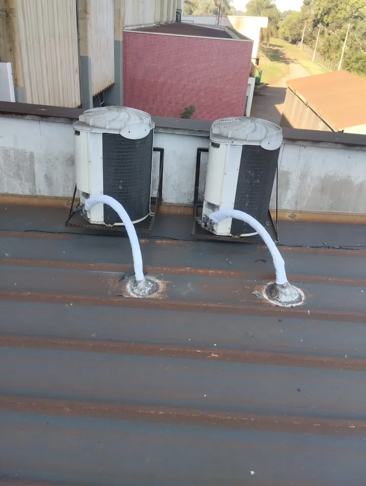 Condensadoras instaladas em telhado de galpão